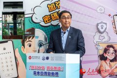 此中一辆从题电车展出此前“人工智能生成四格